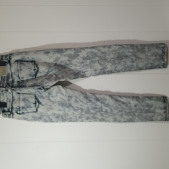 Grey Acidwashed Skinny Jeans w. Button Bottoms - Picture 2 of 8